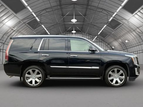 Used 2017 Cadillac Escalade Luxury RWD image 8