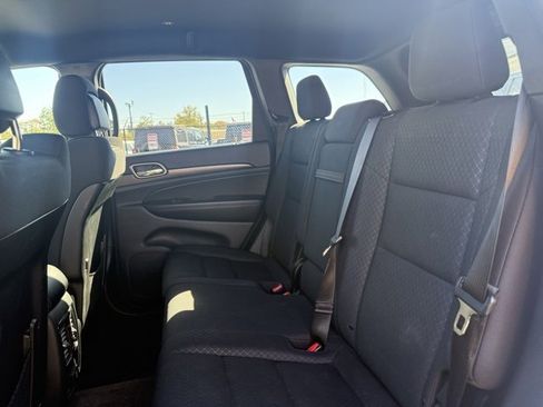 Used 2018 Jeep Grand Cherokee Laredo image 18