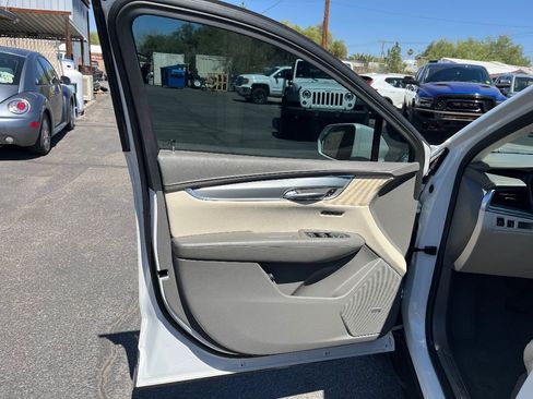 Used 2017 Cadillac XT5 Luxury w/ Driver Awareness Package AWD/4WD image 29