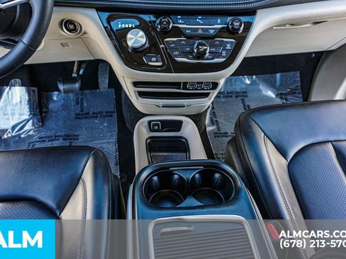 Used 2023 Chrysler Pacifica Touring-L image 47