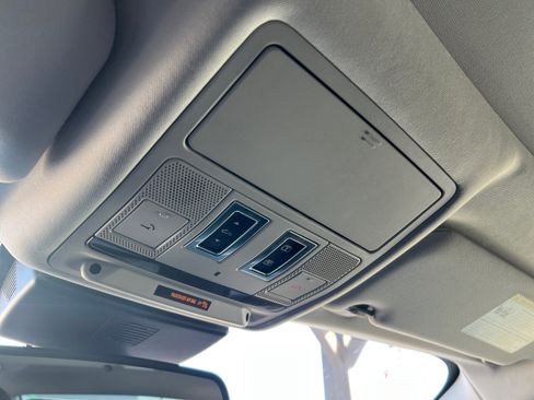 Used 2017 Jaguar XF Premium image 18