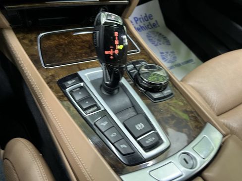Used 2015 BMW 750Li xDrive AWD/4WD image 25
