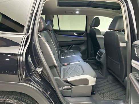 Used 2024 Volkswagen Atlas Peak Edition SE AWD/4WD image 19