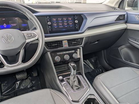 Used 2023 Volkswagen Taos SE w/ Panoramic Sunroof Package FWD image 9