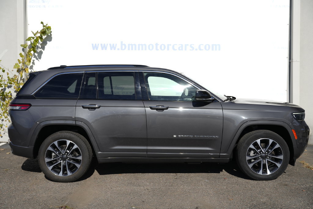 Used 2023 Jeep Grand Cherokee Overland AWD/4WD image 7
