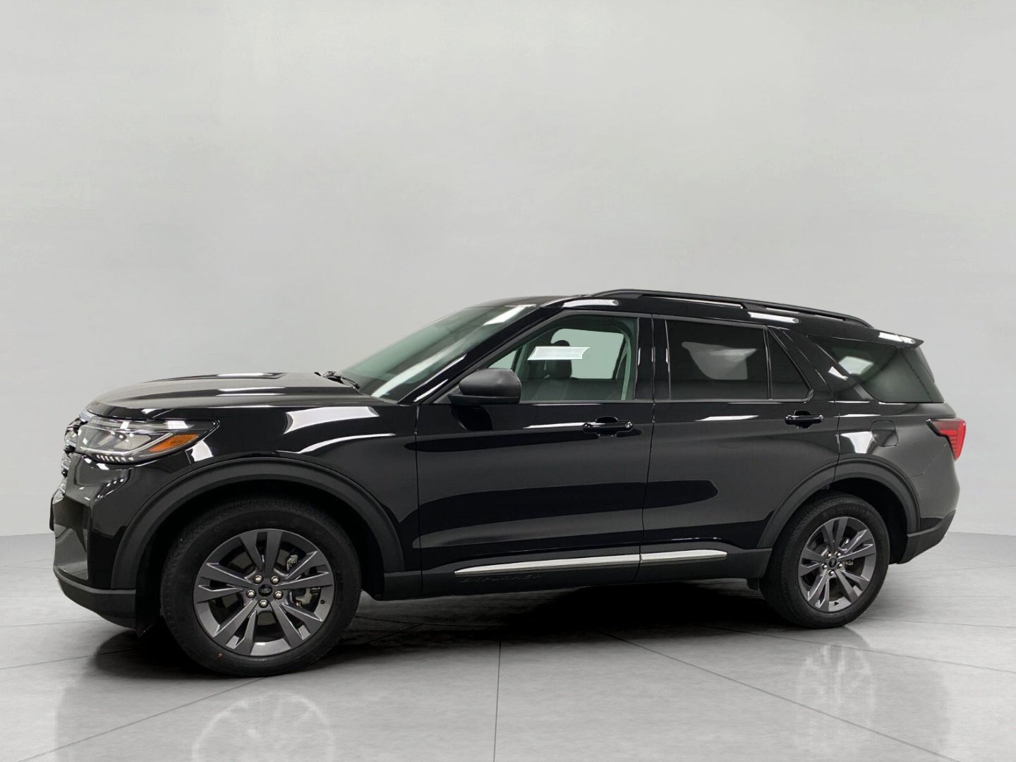 Used 2025 Ford Explorer Active w/ Active Comfort Package AWD/4WD image 9
