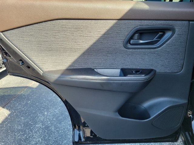 Used 2021 Nissan Rogue S AWD/4WD image 13