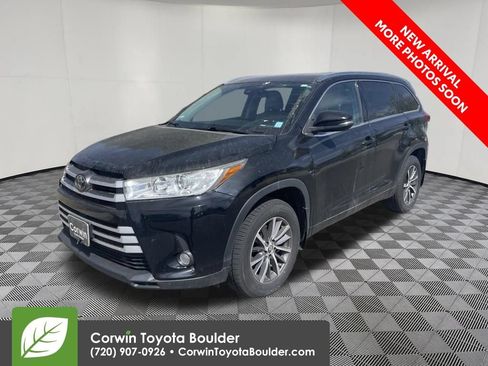 Used 2017 Toyota Highlander XLE AWD/4WD image 3