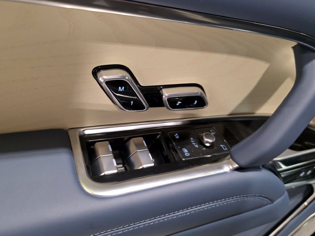 New 2026 Land Rover Range Rover SV AWD/4WD image 21