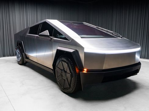 Used 2024 Tesla Cybertruck AWD Crew Cab image 2