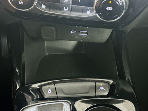 Used 2025 Chevrolet Trax LT w/ LT Convenience Package image 25