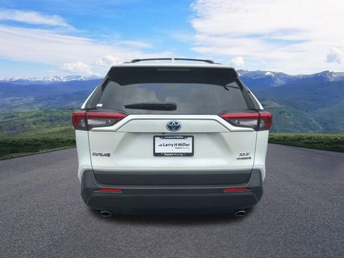Used 2021 Toyota RAV4 XLE Premium AWD/4WD image 4