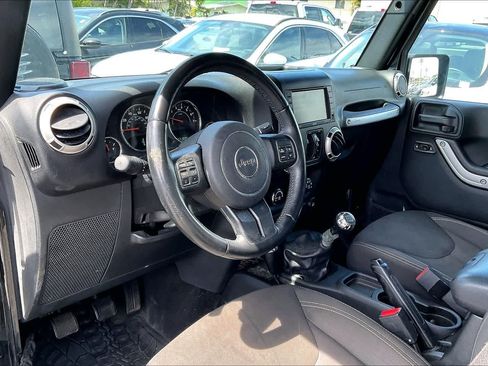 Used 2017 Jeep Wrangler Unlimited Sahara w/ Connectivity Group AWD/4WD image 2