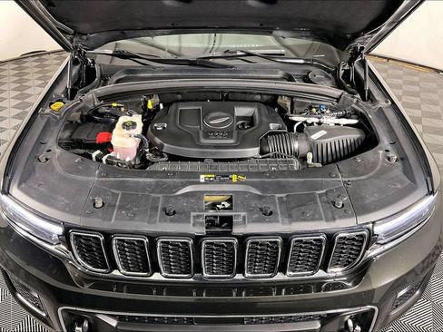 Used 2024 Jeep Grand Cherokee Overland w/ Trailer Tow Package AWD/4WD image 12