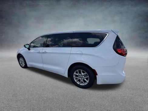Used 2024 Chrysler Pacifica Touring-L FWD image 7