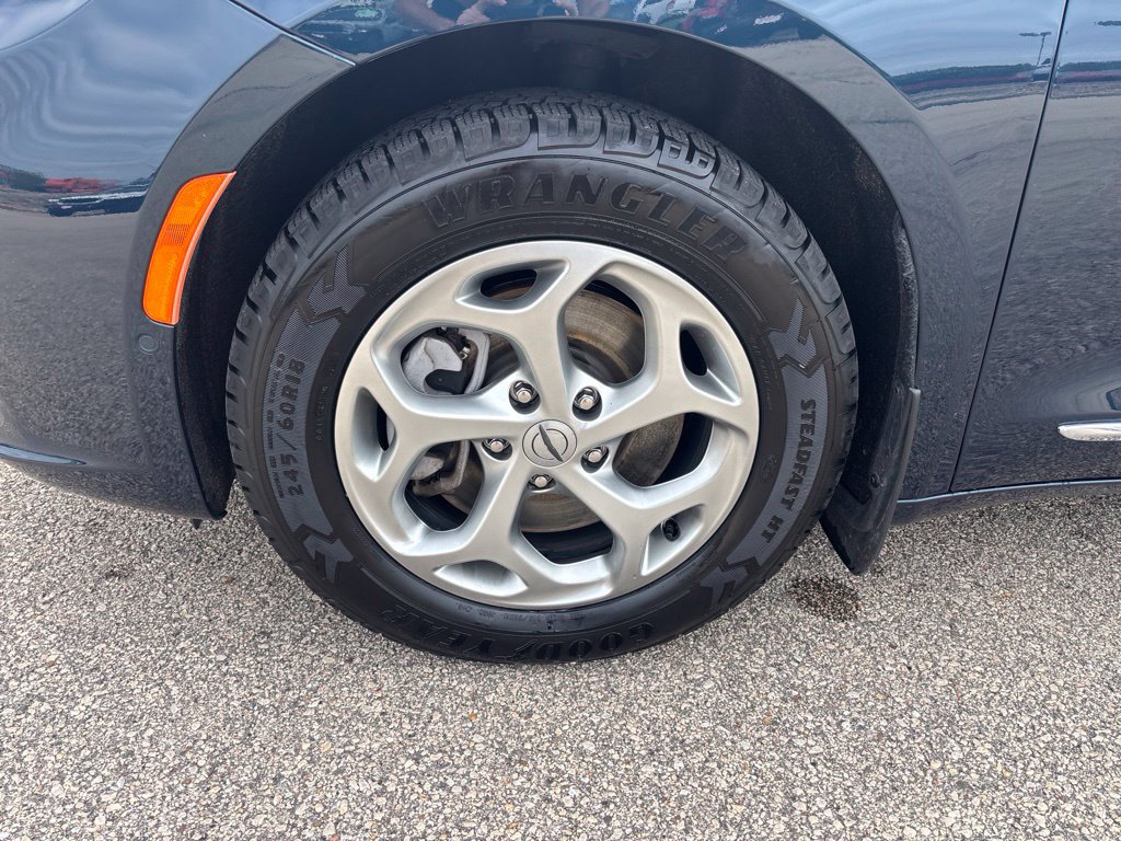Used 2022 Chrysler Pacifica Limited AWD/4WD image 9