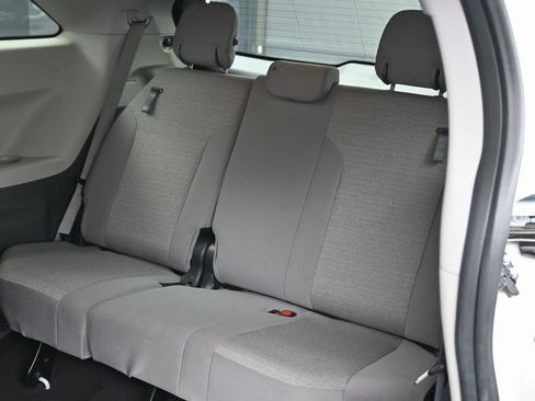 Used 2024 Toyota Sienna LE image 31