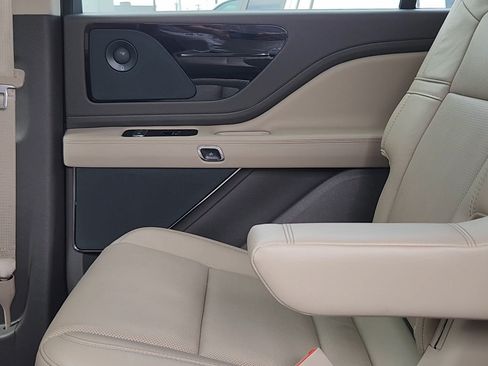 Used 2022 Lincoln Aviator Reserve w/ Equipment Group 201A RWD image 17