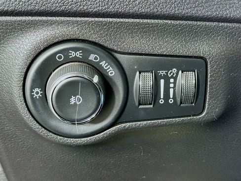 Used 2018 Jeep Compass Latitude w/ Popular Equipment Group image 17