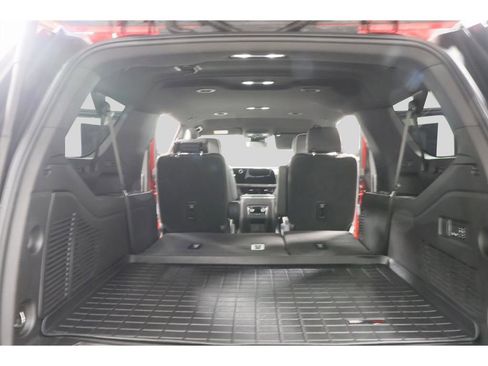 Used 2025 Chevrolet Suburban Premier image 30