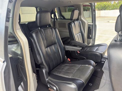 Used 2015 Chrysler Town & Country Touring FWD image 12