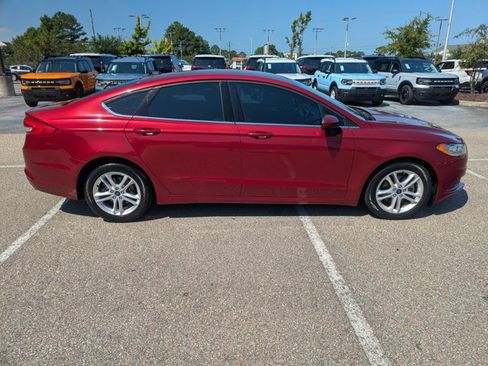 Used 2018 Ford Fusion SE w/ Fusion SE Technology Package FWD image 4