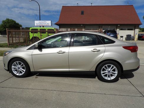 Used 2017 Ford Focus SE FWD image 6