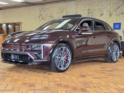 Used 2025 Porsche Macan Turbo Electric AWD/4WD image 5