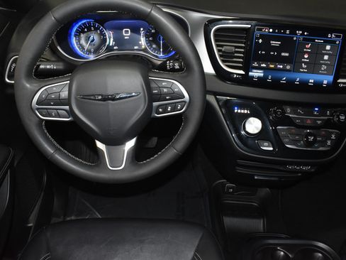 Certified 2025 Chrysler Pacifica Select FWD image 31