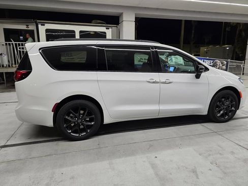 New 2026 Chrysler Pacifica Limited w/ S Appearance Package AWD/4WD image 7