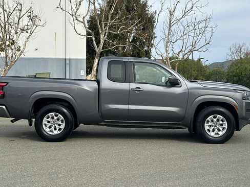Used 2024 Nissan Frontier SV w/ Technology Package RWD image 3