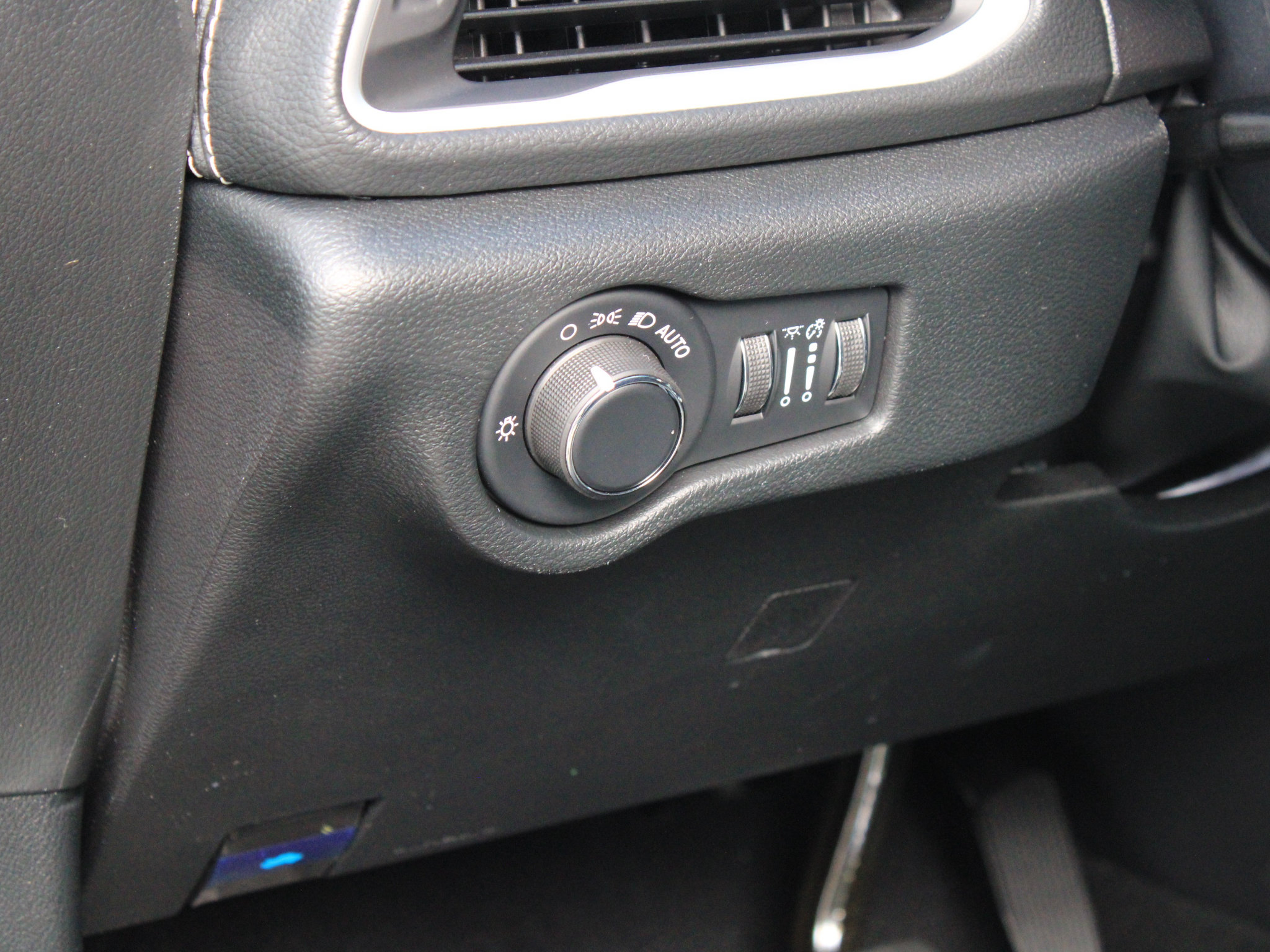 New 2027 Chrysler Pacifica Select FWD image 15