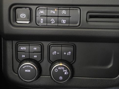 Used 2023 Chevrolet Tahoe Z71 w/ Luxury Package image 36