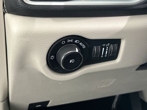 Used 2023 Chrysler Pacifica Touring-L image 32