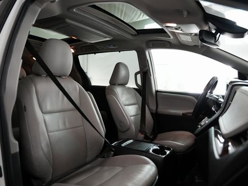 Used 2019 Toyota Sienna Limited Premium image 59