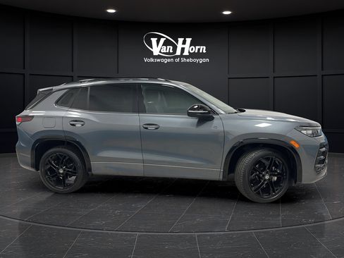 Used 2025 Volkswagen Tiguan SE R-Line AWD/4WD image 8