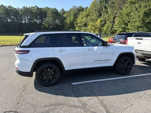 Used 2024 Jeep Grand Cherokee Altitude AWD/4WD image 9