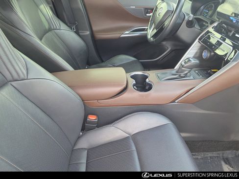 Used 2021 Toyota Venza XLE image 30