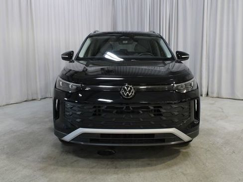 Used 2025 Volkswagen Tiguan SE FWD image 34