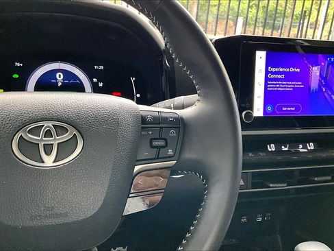 Used 2025 Toyota Camry SE w/ Convenience Package image 24