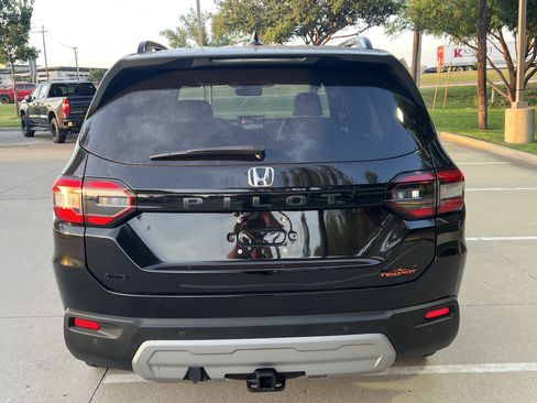 Used 2025 Honda Pilot TrailSport image 8
