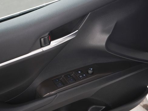 Used 2022 Toyota Camry SE FWD image 19