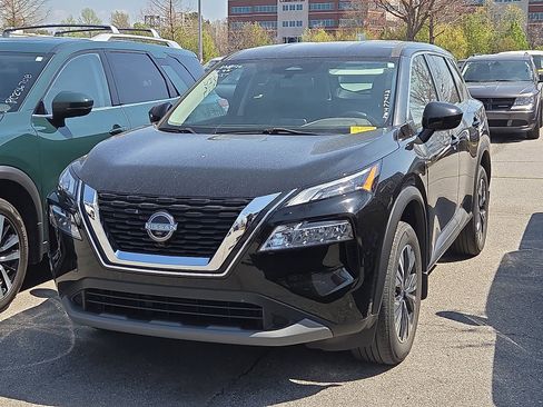 Used 2023 Nissan Rogue SV image 2