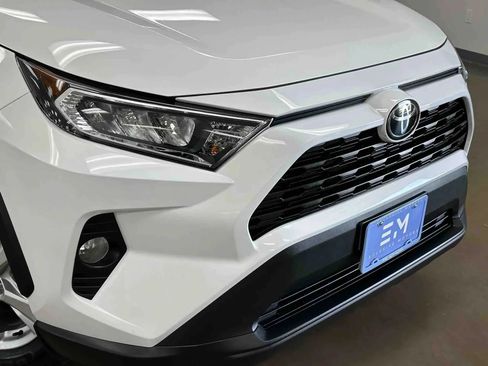Used 2020 Toyota RAV4 XLE w/ XLE Grade Weather Package FWD image 5
