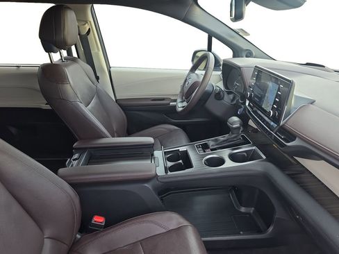 Used 2024 Toyota Sienna Platinum image 16