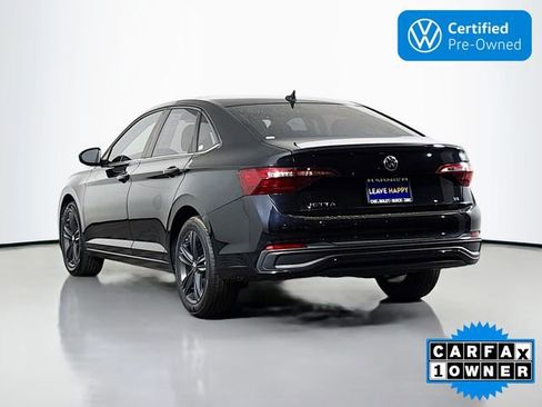 Certified 2022 Volkswagen Jetta SE w/ Panoramic Sunroof Package image 5