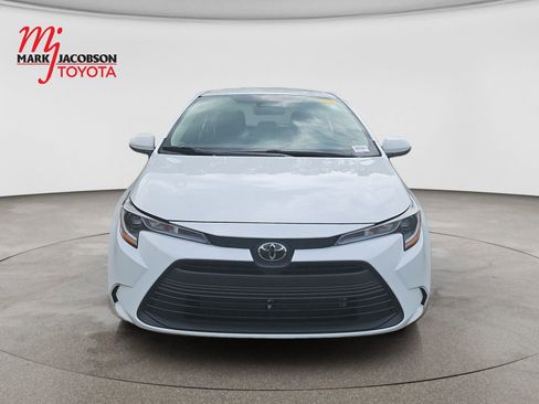 Used 2024 Toyota Corolla LE FWD image 2