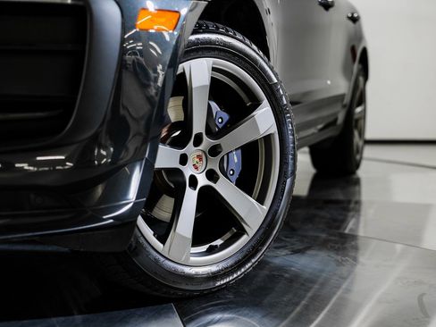 Certified 2025 Porsche Macan image 12