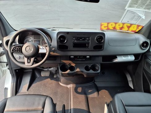 Used 2022 Mercedes-Benz Sprinter 2500 image 21