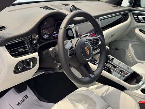 Certified 2025 Porsche Macan image 4